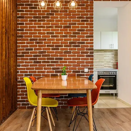 Uno - Gardens With View Apartment *